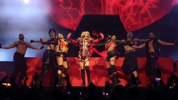 Kesha opptrer pÃ¥ scenen under Kesha: The Freedom Tour pÃ¥ Kia Forum 24. mai 2026