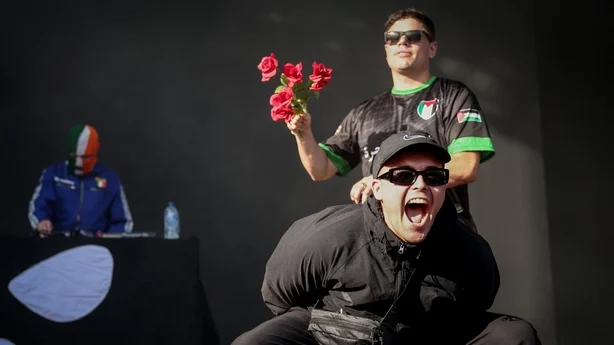 KneskÃ¥len opptrer pÃ¥ scenen foran et palestinsk flagg pÃ¥ en skjerm under en konsert pÃ¥ musikkfestivalen Rock en Seine i Saint-Cloud, nÃ¦r Paris, 24. august 2025