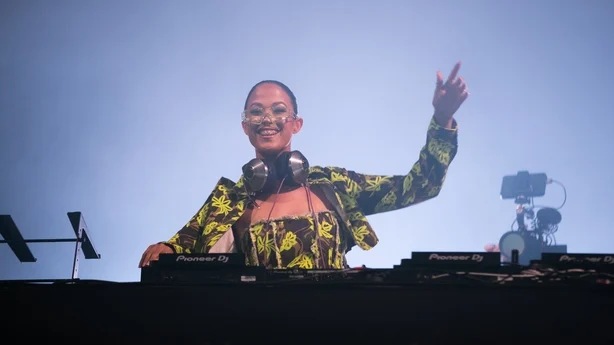 Jazzy holder hÃ¥nden i vÃ¦ret mens hun spiller pÃ¥ Electric Picnic 2023