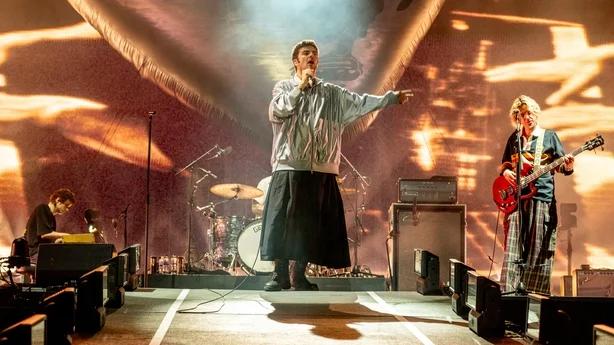 Fontaines DC opptrer pÃ¥ scenen