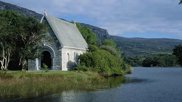 En generell oversikt over innsjøen og kirken Gougane Barra, County Cork, Irland rundt 1992