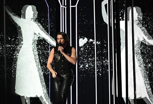 Den maltesiske sangeren Aidan Cassar, alias Aidan og som representerer Malta med sangen Bella, opptrer under finalen i Eurovision Song Contest 2026 (ESC) pÃ¥ Wiener Stadthalle i Wien, Ã˜sterrike 16. mai 2026. (Foto: Tobias Schwarz/AFP)