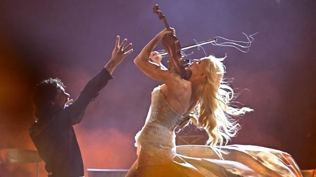 Den finske fiolinisten Linda Lampenius og sangeren Pete Parkkonen, som representerer Finland med sangen Liekinheitin, opptrer under finalen i Eurovision Song Contest pÃ¥ Wiener Stadthalle i Wien 16. mai 2026. (Foto: Tobias Schwarz/AFP)