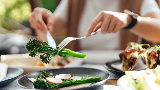 kvinne som spiser økologisk salat