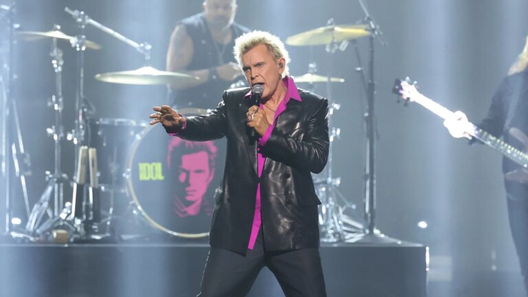 Billy Idol hedret for en 50-Ã¥rig rockekarriere han trodde skulle vare i seks mÃ¥neder
    

