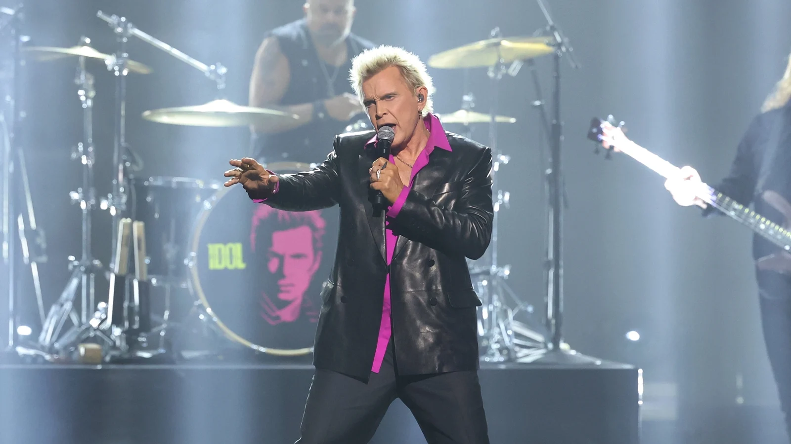 Billy Idol hedret for en 50-Ã¥rig rockekarriere han trodde skulle vare i seks mÃ¥neder