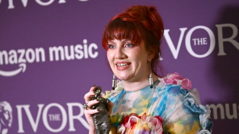 CMAT vinner Ivor Novello Award for beste album
    

