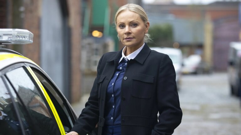 Corrie mistenkte mÃ¸ter varme mens politiet jakter pÃ¥ Theos morder
    

