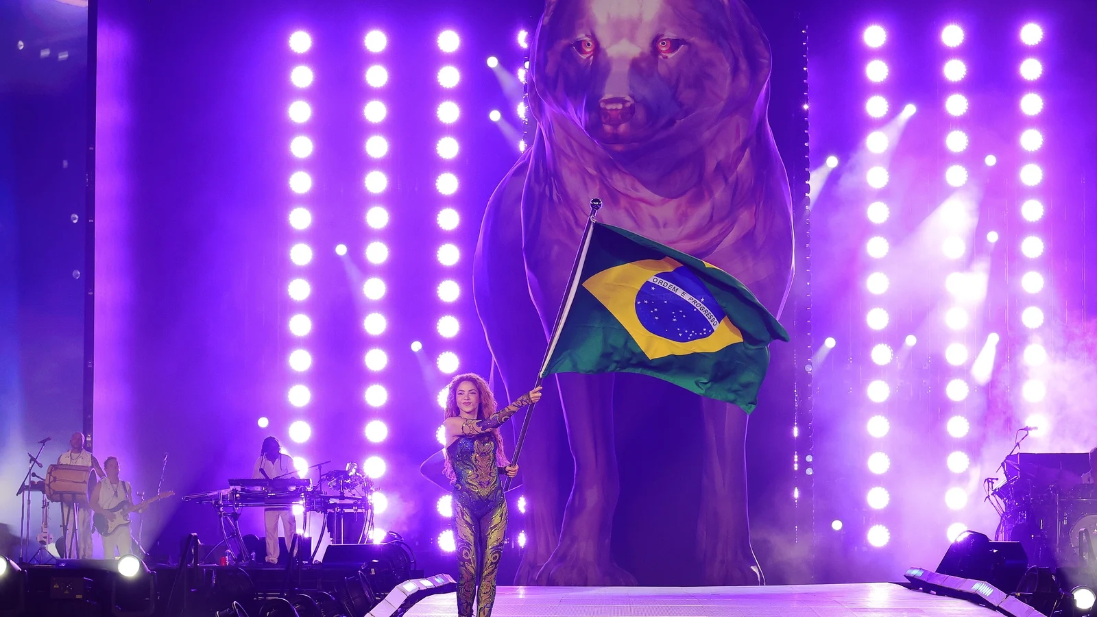 Enorme folkemengder strÃ¸mmer til Rio de Janeiro-stranden for Shakira megakonsert