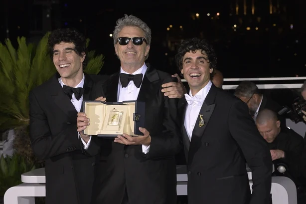 Vinnerne av prisen for beste regissÃ¸r: De spanske regissÃ¸rene Javier CalvÃ³ og Javier Ambrossi for filmen La bola negra og den polske regissÃ¸ren PaweÅ‚ Pawlikowski for filmen Fatherland pÃ¥ Palme d'Or-vinnernes Photocall under filmfestivalen i Cannes 2026 i Cannes (Frankrike), 23. mai 2026 (Foto av R