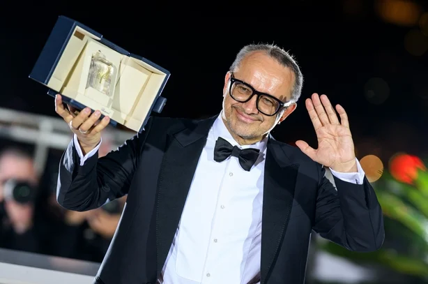 CANNES, FRANKRIKE â€“ 23. MAI: Andrey Zvyagintsev poserer med Grand Prix-prisen for "Minotaurus" under Palme D'Or-vinnernes fotosamtale pÃ¥ den 79. Ã¥rlige filmfestivalen i Cannes pÃ¥ Palais des Festivals 23. mai 2026 i Cannes, Frankrike. (Foto: Lionel Hahn/Getty Images)