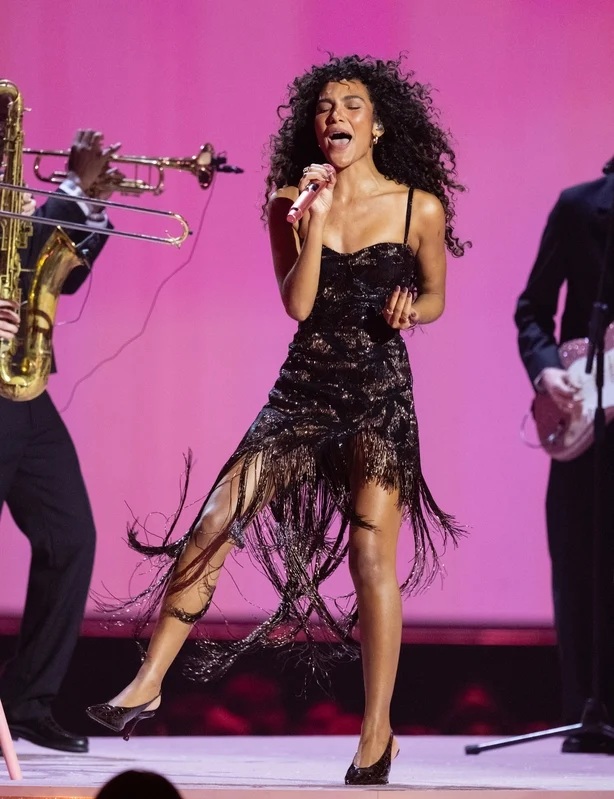Olivia Dean opptrer live pÃ¥ scenen under The BRIT Awards 2026