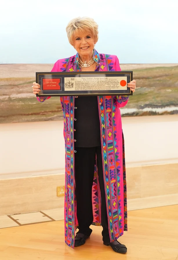 Gloria Hunniford etter at hun mottok Freedom of the City of London på Guildhall Art Gallery, i City of London. Bildedato: torsdag 14. mai 2026. PA Foto. Bildekreditt bør lese: Yui Mok/PA Wire