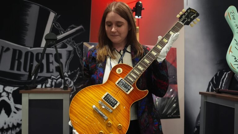 Guns N' Roses gitar fÃ¥r mer enn Â£230 000 pÃ¥ auksjon
    

