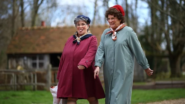Dawn French og Jennifer Saunders under Repair Shop-spesialen for Comic Relief's Red Nose Day 202