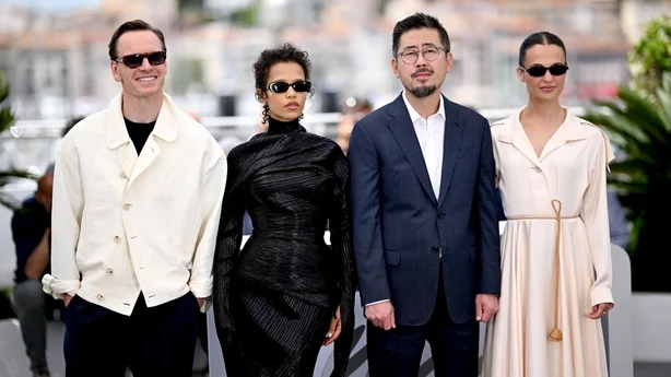 Michael Fassbender, Taylor Russell, Na Hong-jin og Alicia Vikander poserer under Hope photocall pÃ¥ den 79. Ã¥rlige filmfestivalen i Cannes