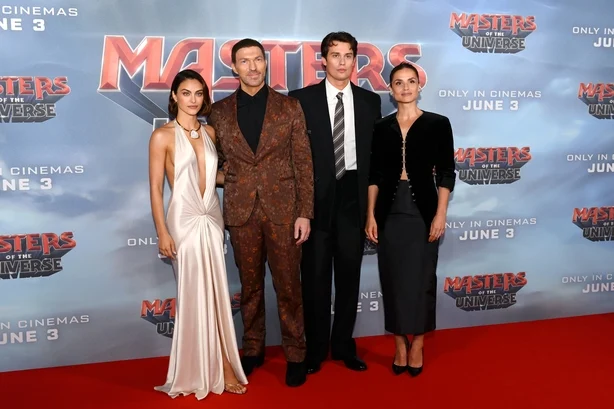 LONDON, ENGLAND â€“ 27. MAI: (LR) Camila Mendes, Travis Knight, Nicholas Galitzine og Charlotte Riley deltar pÃ¥ 