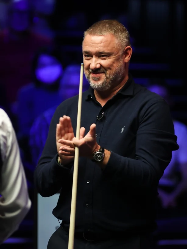 Stephen Hendry under utstillingskampen mot Ken Doherty pÃ¥ dag seks av 2022 Cazoo British Open pÃ¥ Marshall Arena 1. oktober 2022 i Milton Keynes, England. (Foto av VCG/VCG via Getty Images)