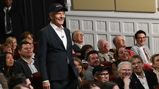 Bryan Cranston pÃ¥ CBS-serien The Late Show med Stephen Colbert. (Foto av Scott Kowalchyk/CBS via Getty Images)