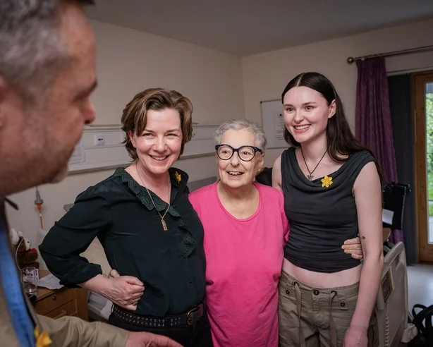 Udatert utdelingsfoto med tillatelse av Brian Morrison av skuespillerne Joanne Crawford (til venstre) og Katherine Devlin (til hÃ¸yre), omfavnet av innlagte Linda Dawson under deres besÃ¸k pÃ¥ Marie Curie Hospice i Belfast. Stjerner fra BBC-politidramaet Blue Lights besÃ¸kte et Marie Curie Hospice i Belfast etterpÃ¥ 