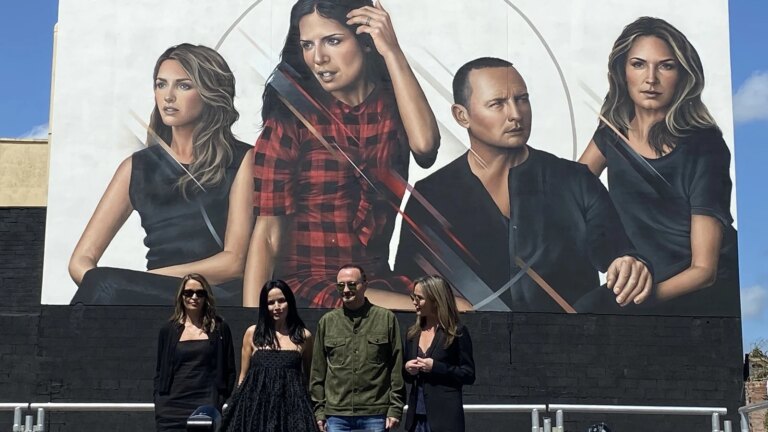 The Corrs hedret med veggmaleri i Dundalks hjemkomst
    

