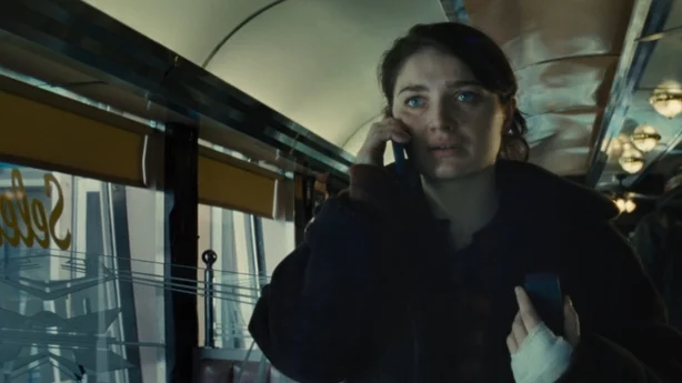 Eve Hewson pÃ¥ telefonen i Disclosure Day