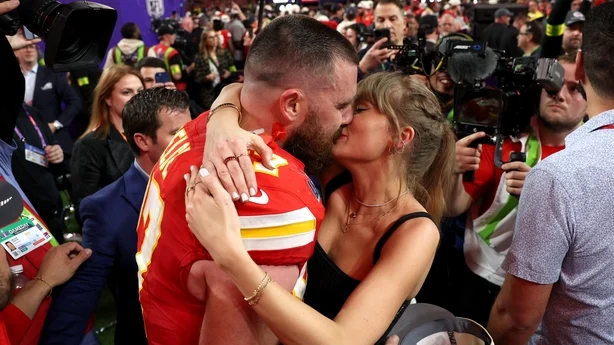 Travis Kelce og Taylor Swift omfavner 