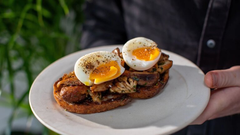 Cook Like a Chef: sopp pÃ¥ toast med posjert egg og estragon (soppkryddertriks)
    

