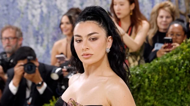 NEW YORK, NEW YORK – 4. MAI: Charli XCX deltar på Met-gallaen 2026 for å feire 