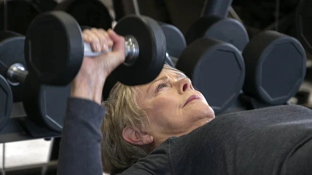 senior kvinne som trener i treningsstudioet