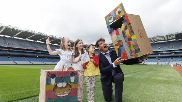 Isla Cardiff, Ciara Kennedy og Róisín Kennedy fra Pelletstown med Donncha O'Callaghan. Foto: Conor McCabe.