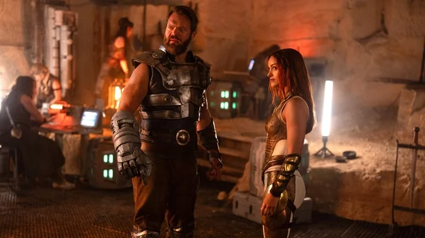 JÃ³hannes Haukur JÃ³hannesson som Fisto og Camila Mendes som Teela i Masters of the Universe
