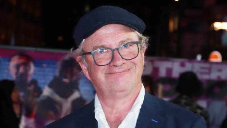 Harry Enfield 'delvis dÃ¸v' etter ferskvannssvÃ¸mming
    

