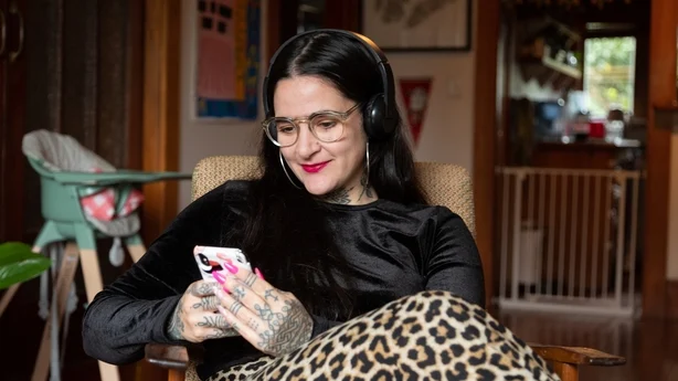 Tatovert mor som bruker telefonen