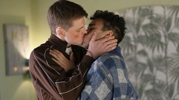 Oscar (Pierre Counihan-Moullier) kysser Josh (Josh Vaughan) Foto: BBC/Jack Barnes/Kieron McCarron