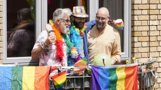 En vennegjeng feirer Gay Pride på balkongen deres