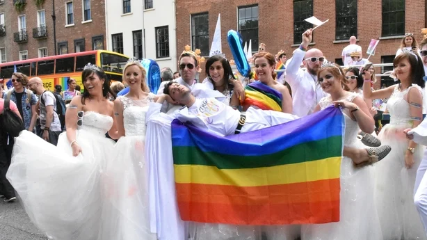 Medlemmer av Dublins homofile, lesbiske og transseksuelle samfunn paraderer gjennom sentrum
