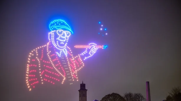 BRADFORD, ENGLAND - 13. NOVEMBER: 'Selvportrett, 22. november 2021' av kunstneren David Hockney er skapt med en rekke opplyste droner på himmelen over Salts Mill og Saltaire 13. november 2025 i Bradford, England. Noen av David Hockneys mest kjente kunstverk blir gjenskapt ved å bruke 600 c