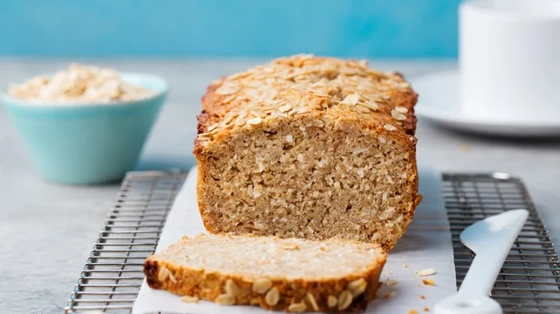 Sunt vegansk havre- og kokosnøttbrød, kake på et kjølestativ Grå steinbakgrunn