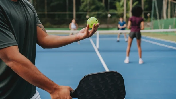 Folk som spiller pickleball