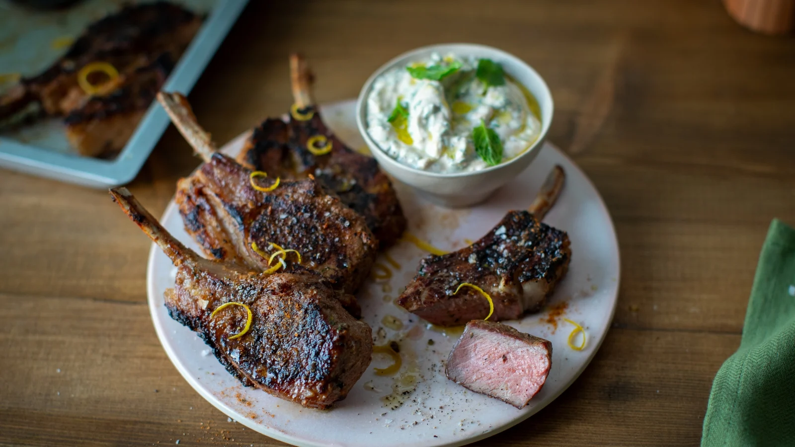Cook Like a Chef: Lammekoteletter på grillet med mynte og yoghurt