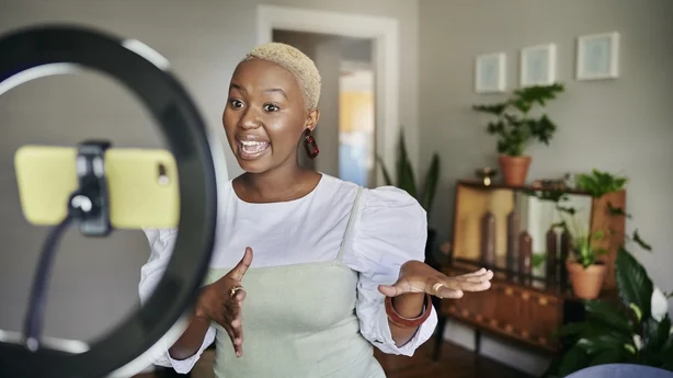 Smilende ung svart kvinnelig influencer