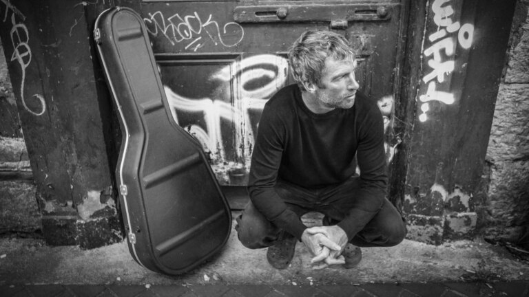 Bak musikken - Colin Deady
    

