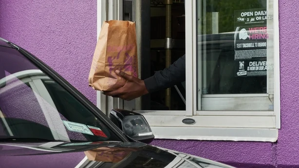 drive-through-kunde på en Taco Bell-restaurant