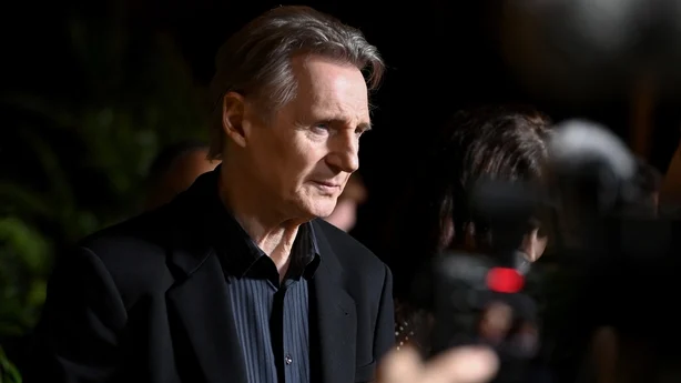Liam Neeson ankommer britisk premiere av Marlowe pÃ¥ Vue West End 16. mars 2023 i London