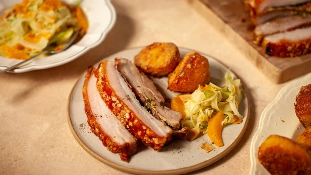 Slow Roast Pork Belly med sprø poteter