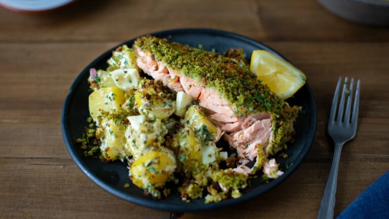Surdeigsskorpe laks med hakket egg og potetsalat
    

