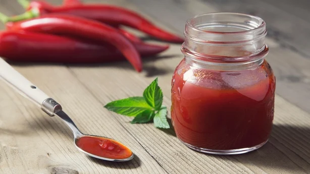 portrett av rød chilipepper confiture liggende på en teskje