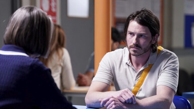 EastEnders-morderen Gray Atkins vender tilbake til Walford
    

