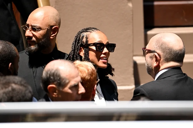 NEW YORK, NEW YORK â€“ 29. JUNI: Swizz Beatz og Alicia Keys deltar i begravelsen til Clive Davis 29. juni 2026 i New York City. (Foto av Noam Galai/Getty Images)